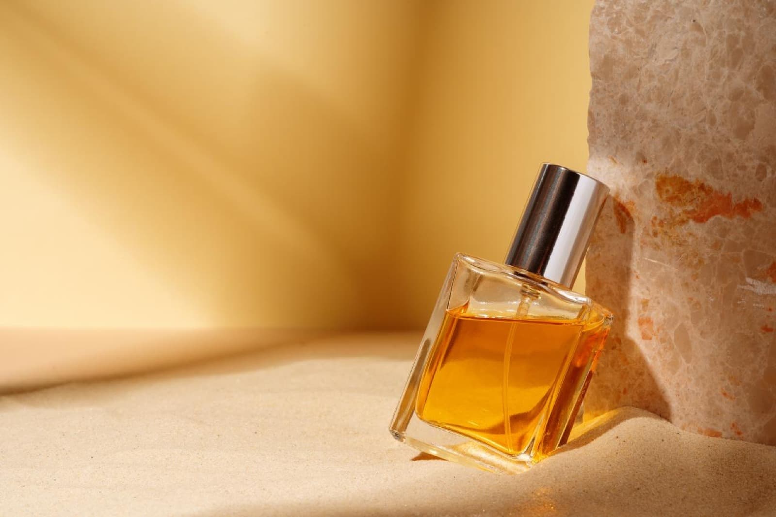 Scenteura hero – elegance in a bottle